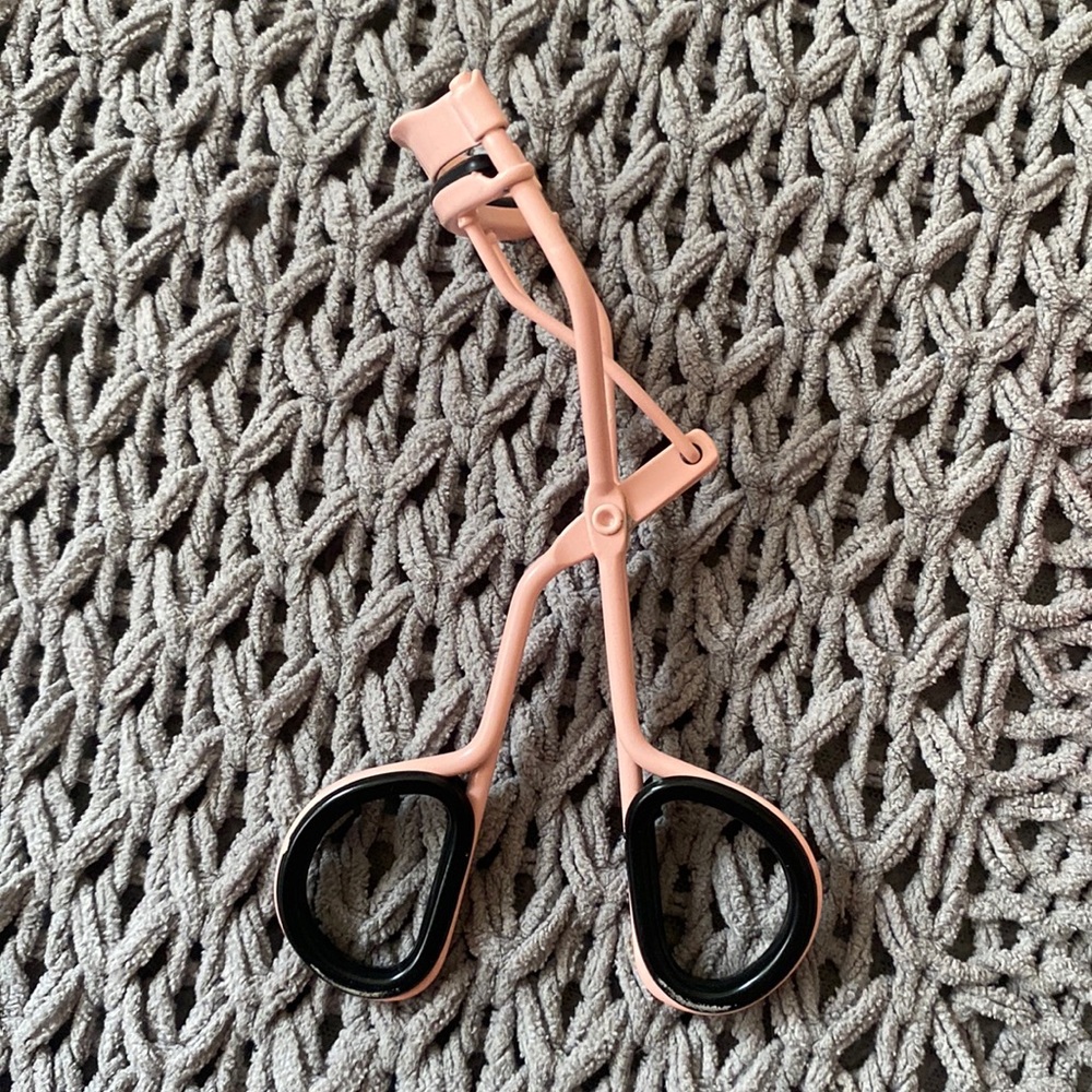 NEW • Pink & Black Eyelash Curler 🖤